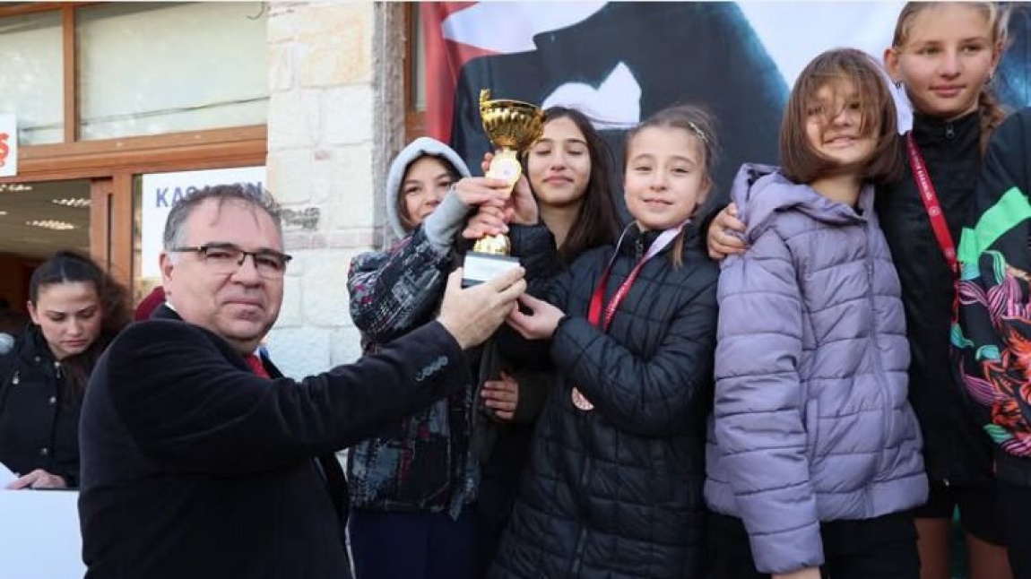 Öğrencilerimizden, Atatürk Koşularında : Küçük Erkeklerde 1.nci, Küçük Kız ve Yıldız Erkeklerde 2.nci lik geldi...